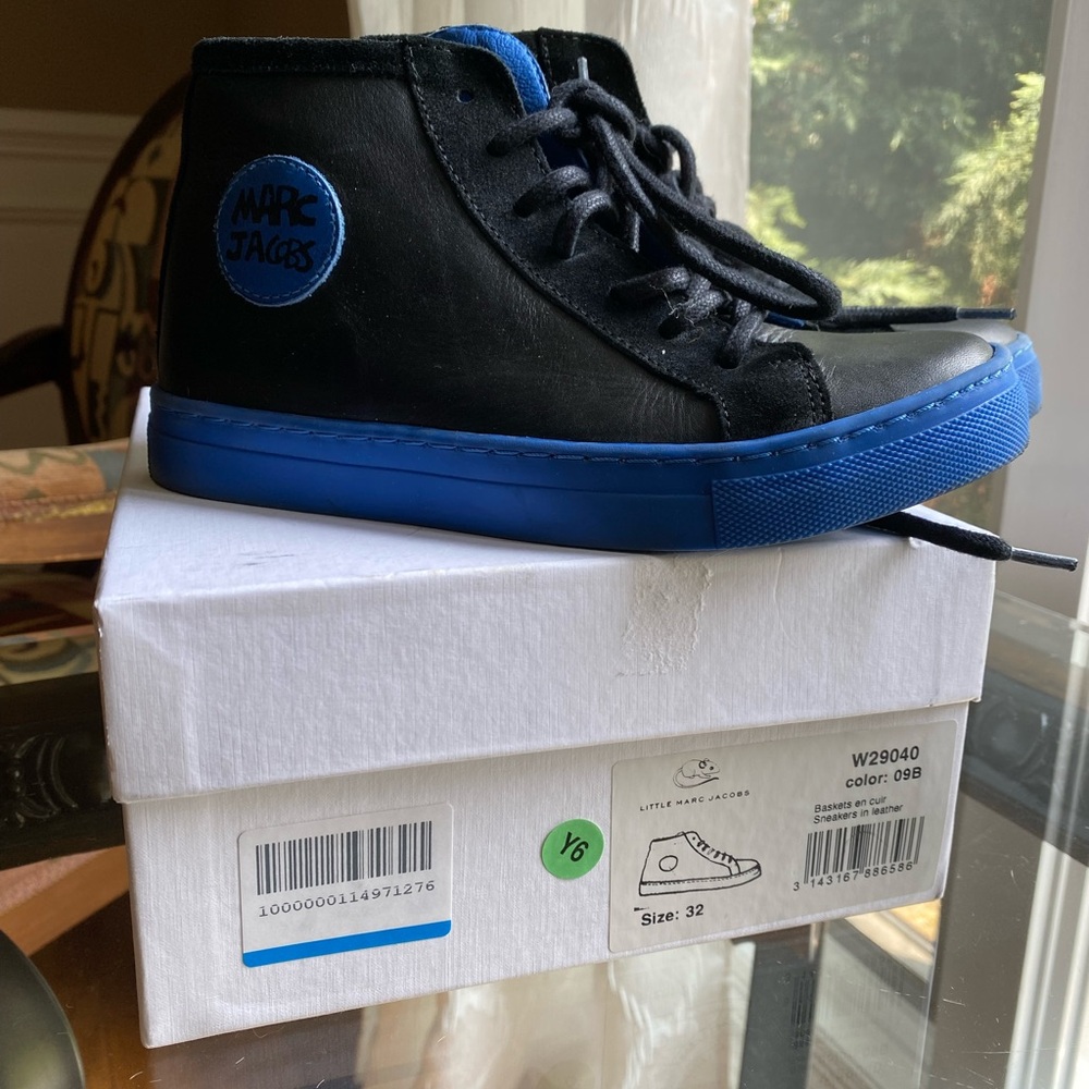 Boy shoes. Lightly used. Looks like new .